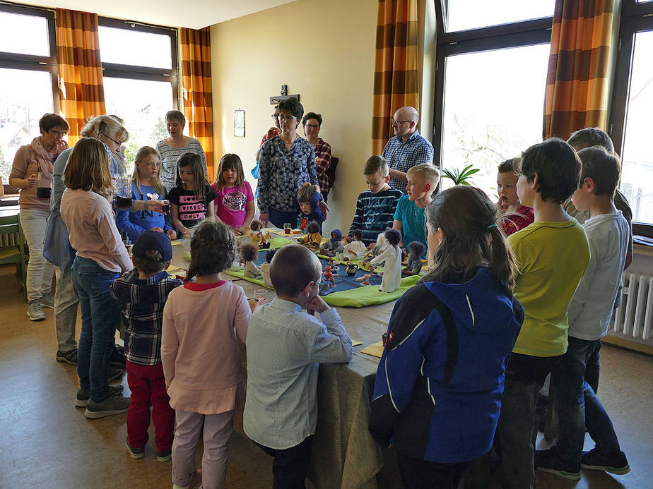 Kinderkarfreitagsliturgie im Gemeindezentrum (Foto: Karl-Franz Thiede)